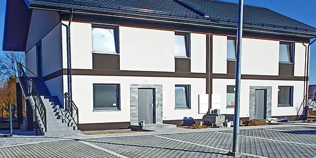 Nowy bliźniak w stanie deweloperskim, gotowy do wykończenia. Nowoczesna elewacja, parking z kostki brukowej.