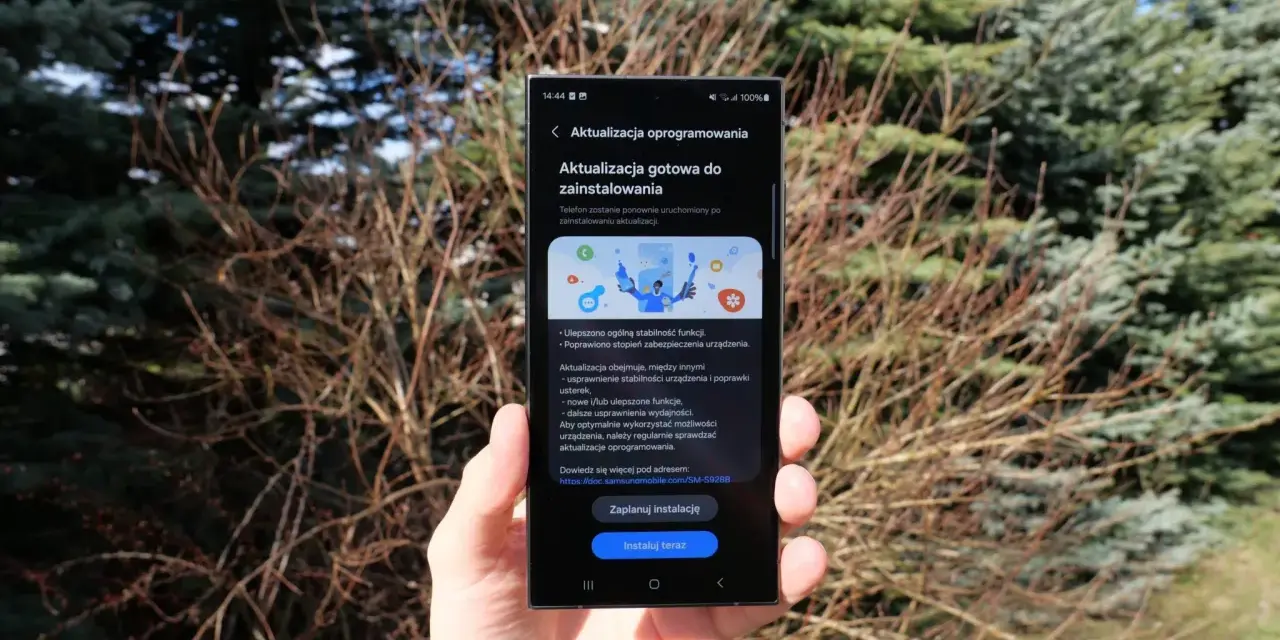 Telefon z systemem Android 15 gotowy do aktualizacji. Widać ekran z informacją o poprawkach stabilności i bezpieczeństwa.