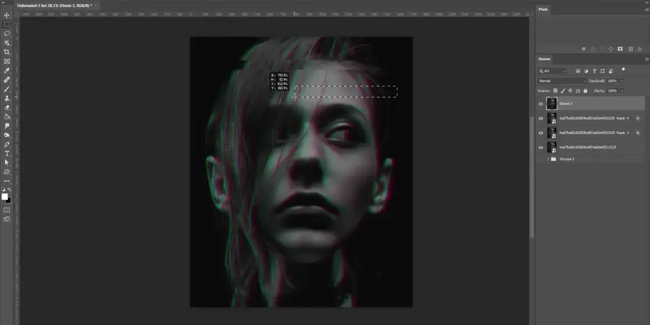 Portrait d'une femme avec un effet glitch Photoshop, créant une distorsion visuelle rouge et verte.