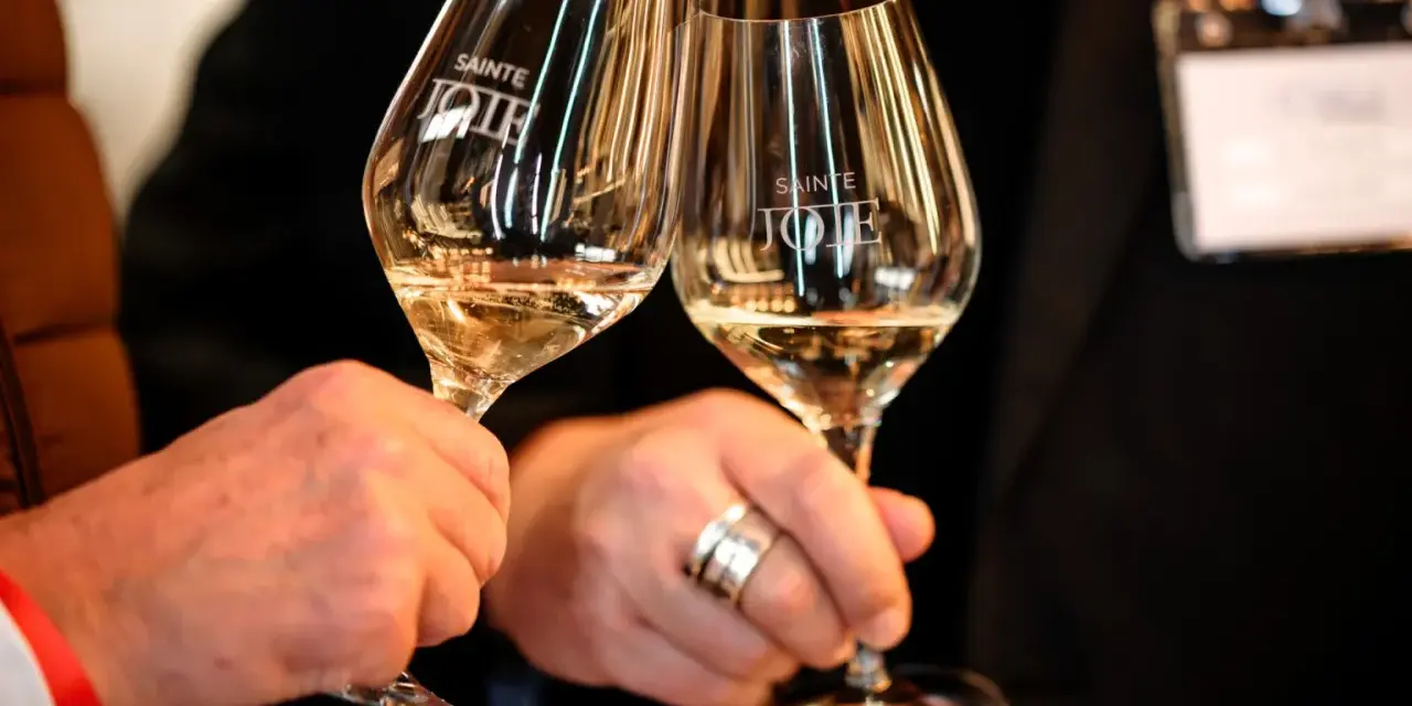 Deux verres de pinot gris "Sainte Joie" levés pour un toast.