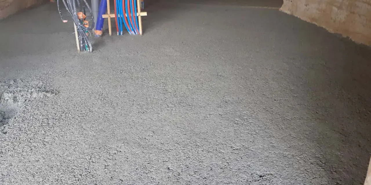 Chantier en cours : une dalle chaux chanvre fraîchement coulée, prête à accueillir le chauffage au sol.