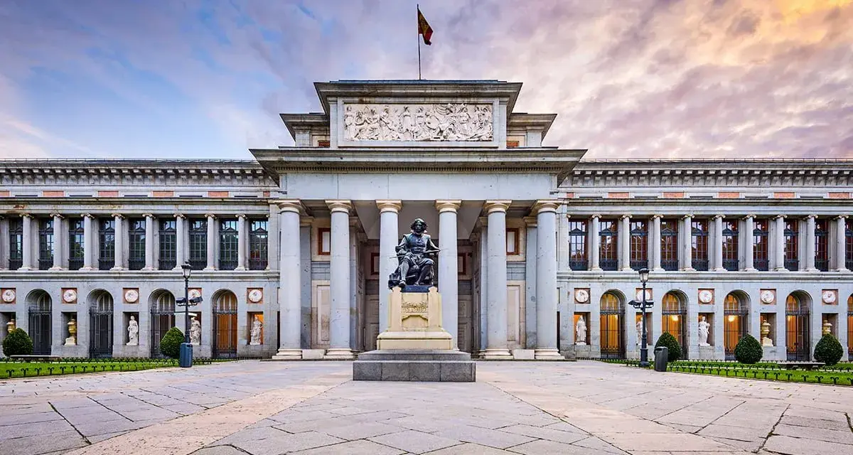 Przed majestatycznym muzeum w Madrycie, na placu z kamienną posadzką, stoi pomnik artysty.