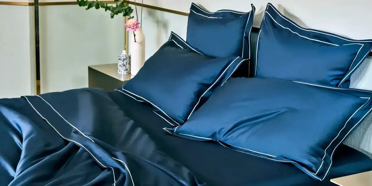 Lenzuola blu navy con bordi bianchi, perfette per ogni letto. Consulta la tabella misure lenzuola per trovare la tua.