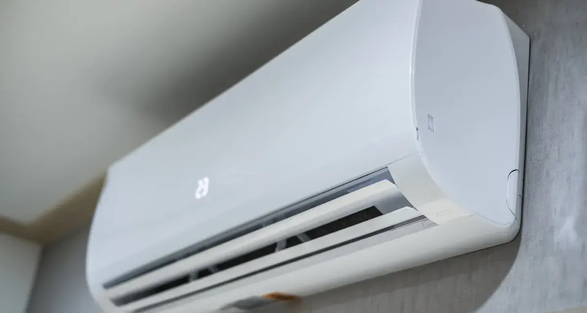 Unità interna di un condizionatore inverter, che mostra la differenza tra condizionatore inverter e pompa di calore.