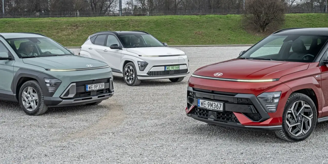 Trzy nowe Hyundai Kona w różnych kolorach: zielonym, białym i czerwonym. Sprawdź aktualną hyundai kona cena i wybierz swój wymarzony model.