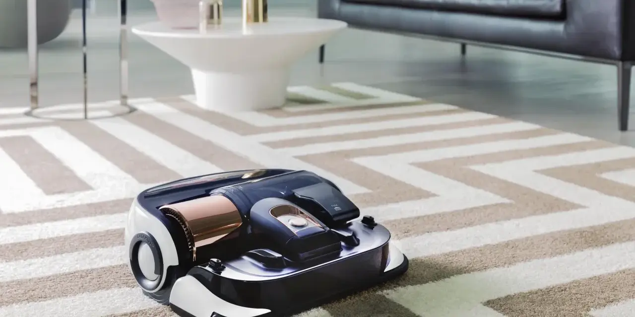 En modern robotdammsugare arbetar på en randig matta i ett stilrent vardagsrum.