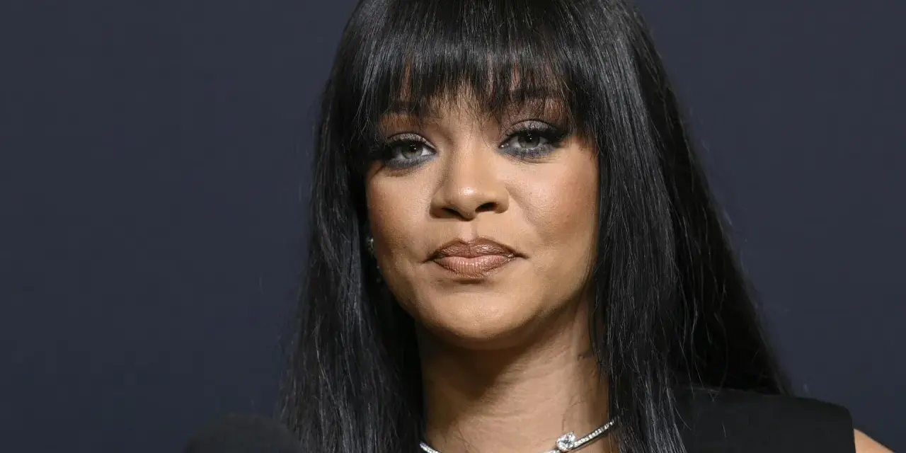 Rihanna, najbogatsza piosenkarka na świecie, z błyszczącym naszyjnikiem i charakterystyczną grzywką.