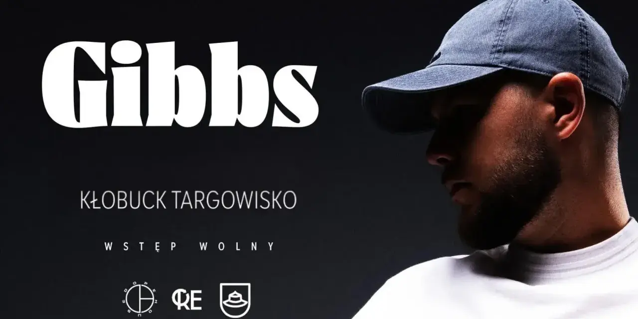 Gibbs w czapce, z zarostem, zapowiada wydarzenie "Kłobuck Targowisko". Ile lat ma Gibbs? Tego nie wiemy, ale na pewno jest gotowy na występ.