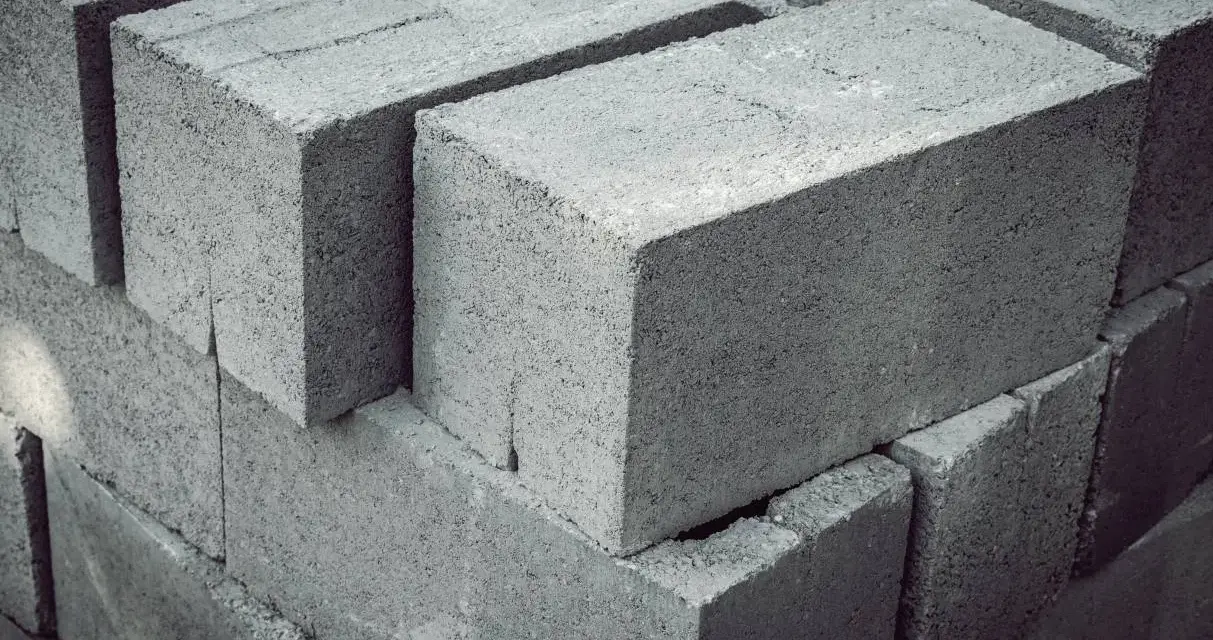 Fundamenty z bloczków betonowych czy wylewane – co wybrać dla domu?