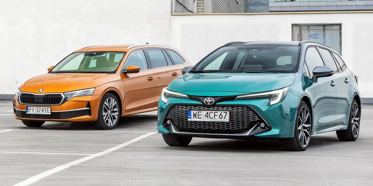 Dwa kombi: pomarańczowa Skoda i zielona Toyota, stojące na parkingu.