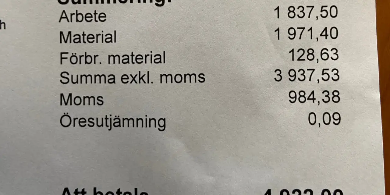 Kvittot visar en summering av servicekostnader för elbil, inklusive arbete, material och moms. Totalt att betala är 4922,00 kr.