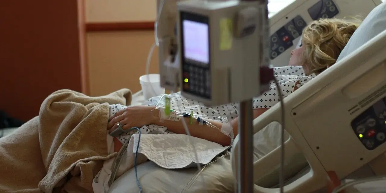 Czy łóżko rehabilitacyjne jest refundowane przez NFZ? Sprawdź alternatywy.