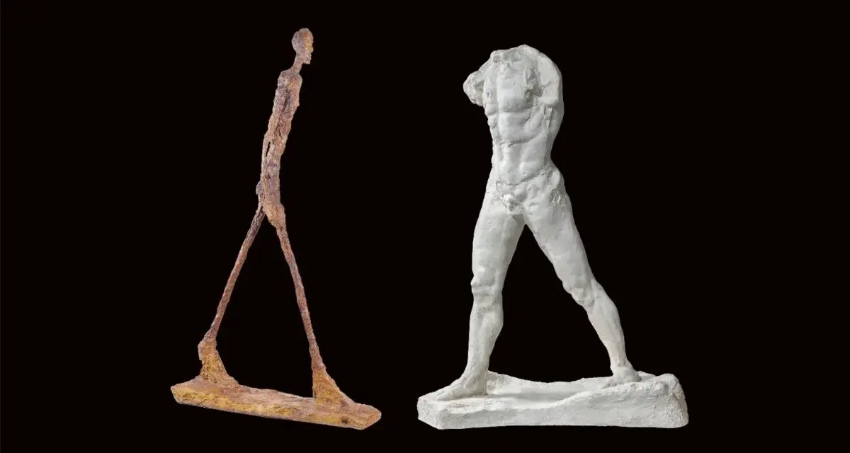 Deux sculptures d'hommes en mouvement : l'un fin et rouillé, l'autre blanc et musclé. L'homme qui marche, une figure intemporelle.