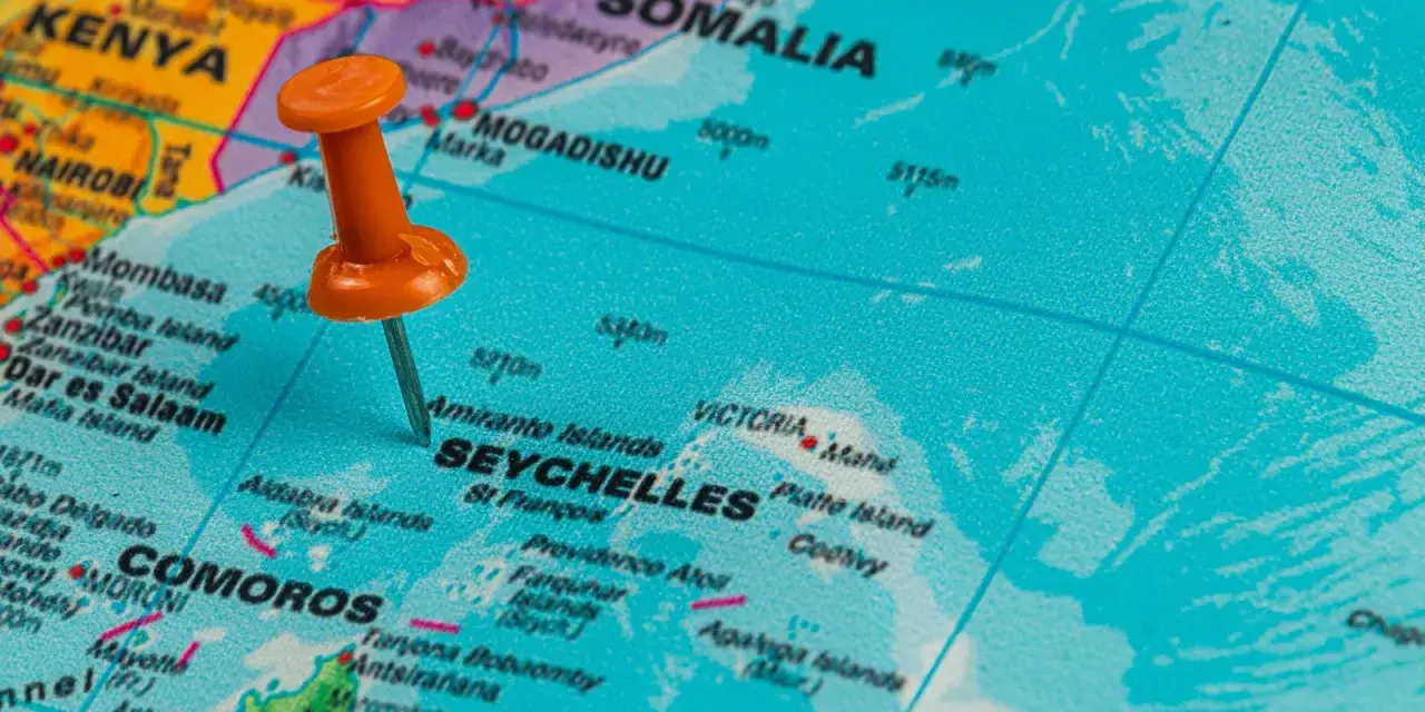 Pomarańczowa pinezka wskazuje Seszele, archipelag na Oceanie Indyjskim, na wschód od Kenii i Somalii.