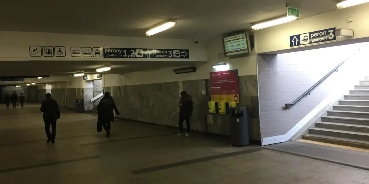 Jak dojechać na lotnisko w Gdańsku z dworca PKP - szybkie opcje transportu