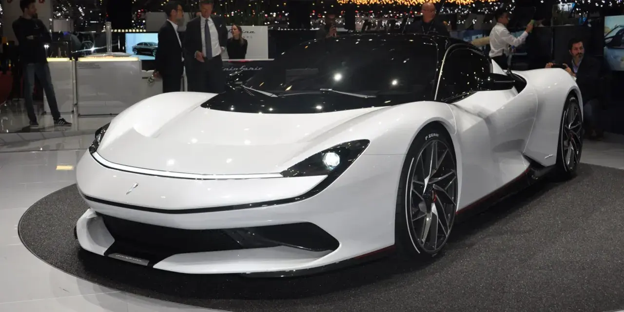 Biały Pininfarina Battista prezentowany na wystawie, z czarnym dachem i detalami.