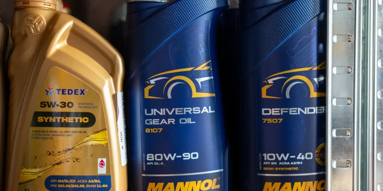 Butelka oleju silnikowego Tedex 5W-30. Zastanawiasz się, co ile wymieniać olej 5w30? Sprawdź instrukcję pojazdu.