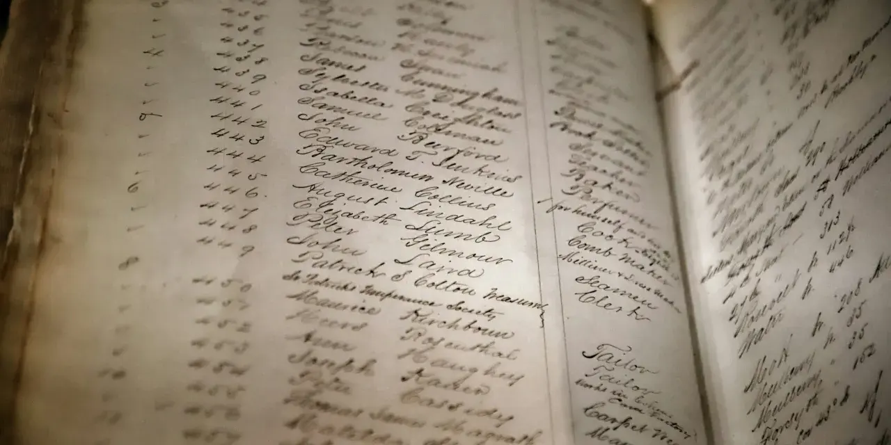 Vieille page d'un registre manuscrit, avec des noms et des chiffres. On y lit des noms comme "August Lindahl" et "Catherine Collins", évoquant un arbre généalogique ou un recensement ancien.