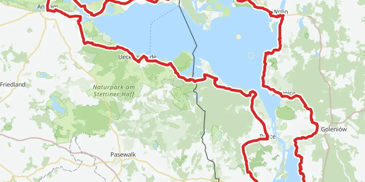 Trasa rowerowa Velo Baltica okrąża Zalew Szczeciński, prowadząc przez malownicze tereny, w tym parki narodowe. Długość trasy jest znacząca.