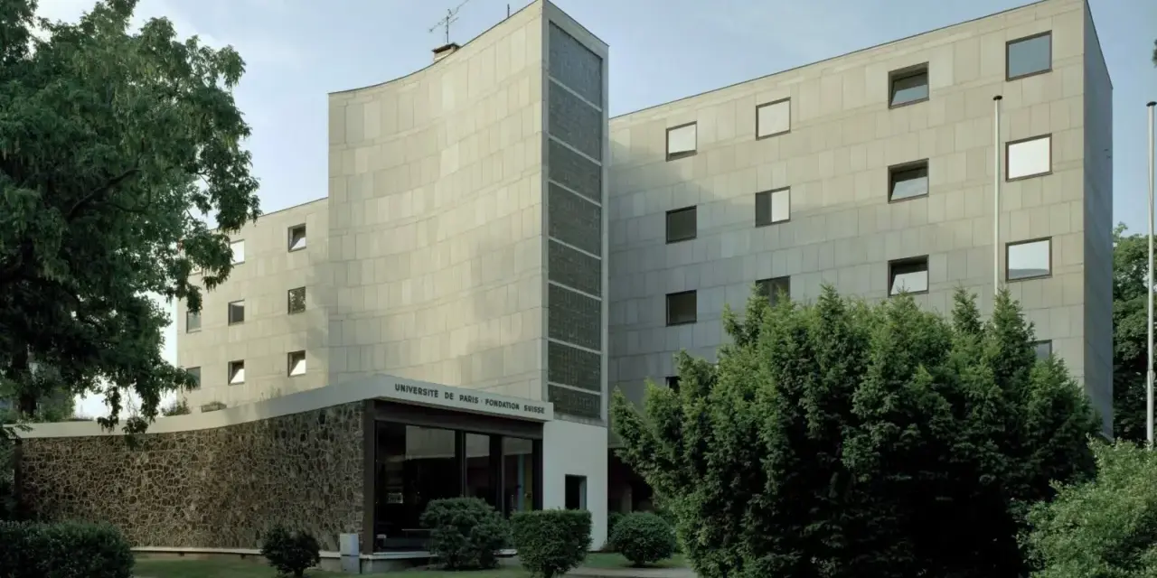 La Fondation Suisse, une œuvre de Le Corbusier à Paris, avec sa façade incurvée et ses fenêtres carrées, se dresse fièrement.