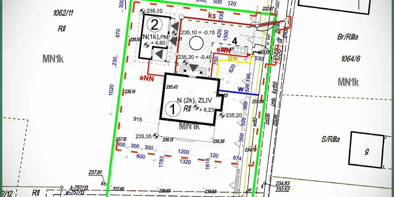 Plan sytuacyjny z zaznaczonymi budynkami, sieciami i granicami działek. Podkład geodezyjny zawiera dane o wysokościach terenu i oznaczenia terenów.