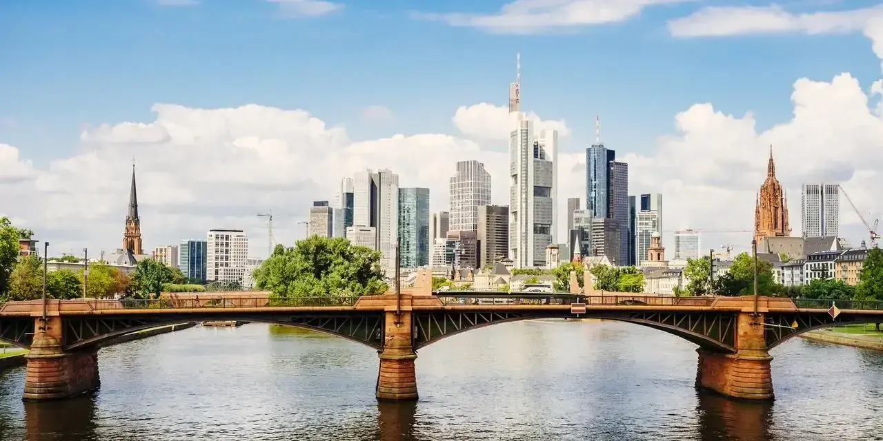Most nowoczesny Frankfurt nad Odrą rynek z widokiem na rzekę i drapacze chmur.