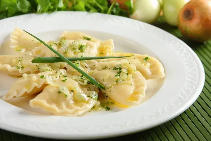Pierogi Ruskie: Przepis Krok po Kroku | Idealne Ciasto i Farsz
