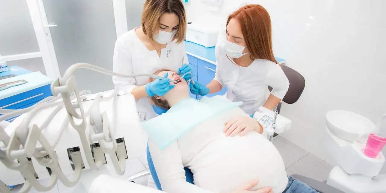Kiedy do dentysty po porodzie? Kluczowe informacje dla mam
