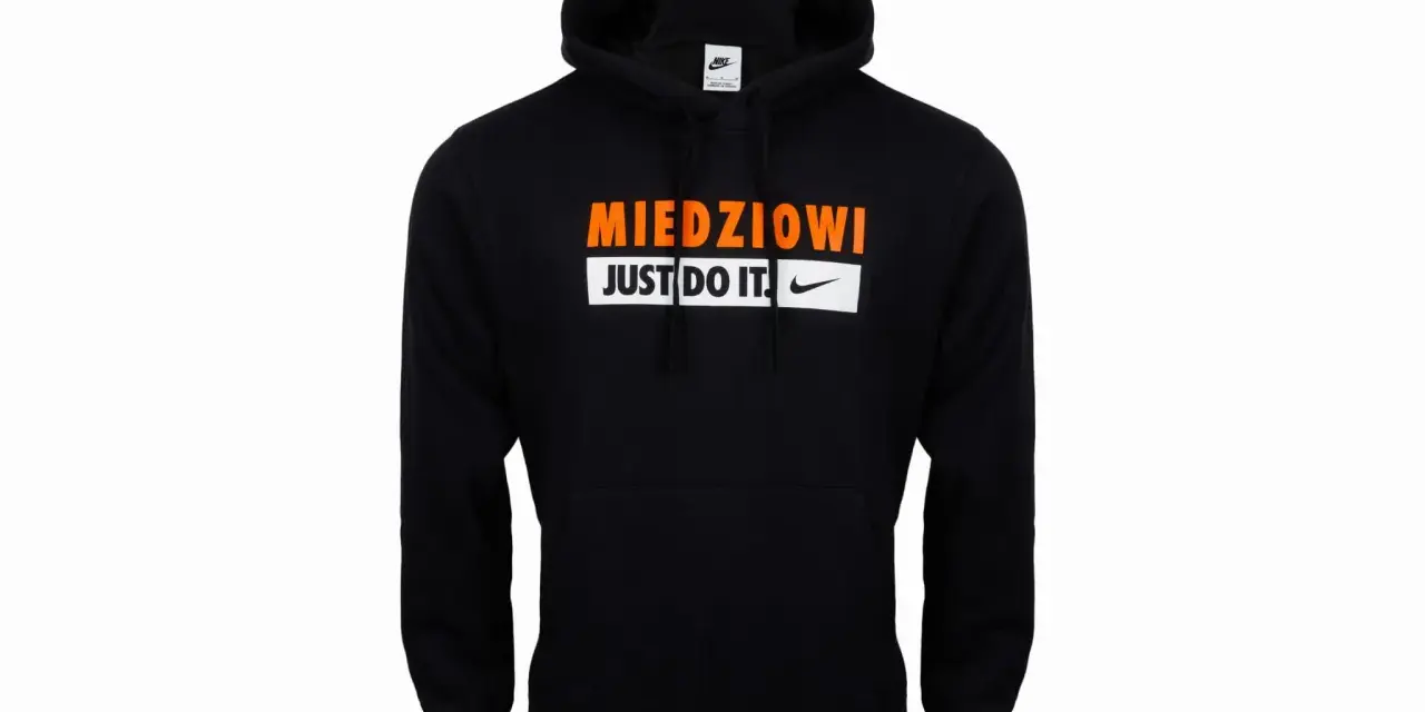 Czarna bluza z kapturem Nike z napisem "MIEDZIOWI JUST DO IT.