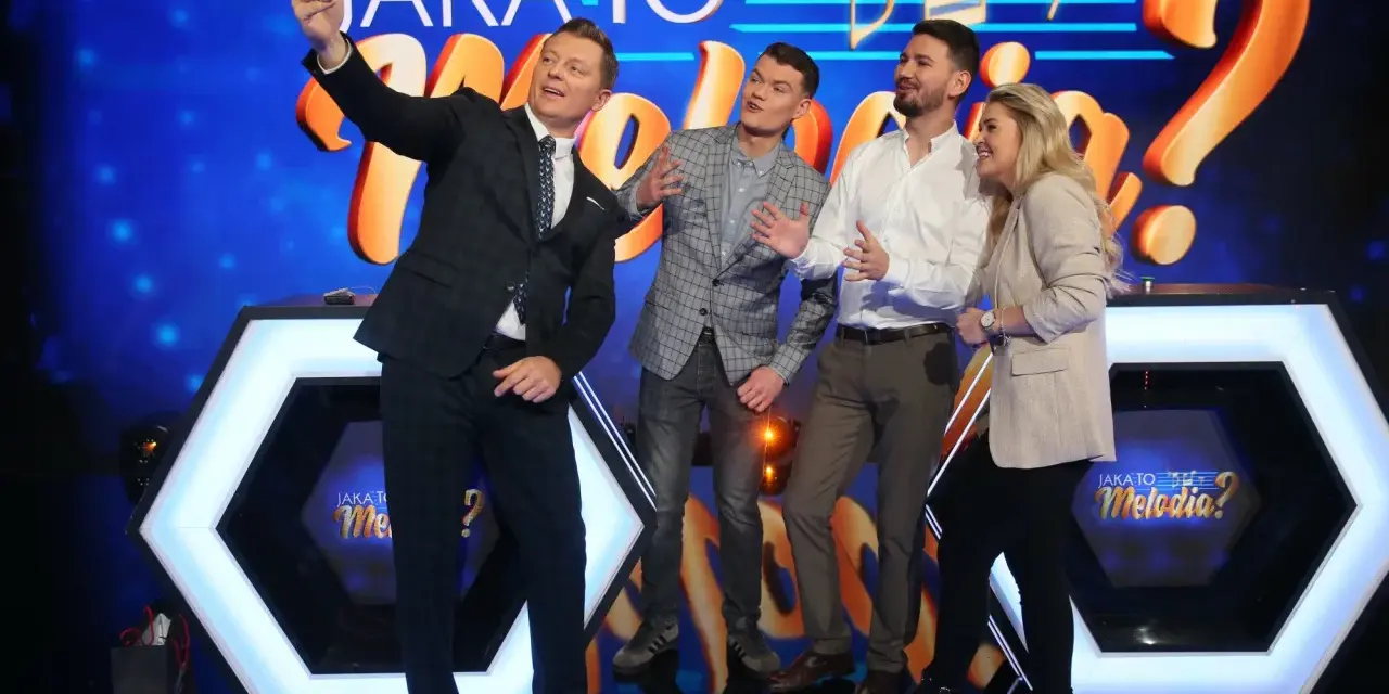 Jaka to melodia obsada robi sobie selfie. Uśmiechnięci uczestnicy pozują na tle scenografii z logotypem programu.