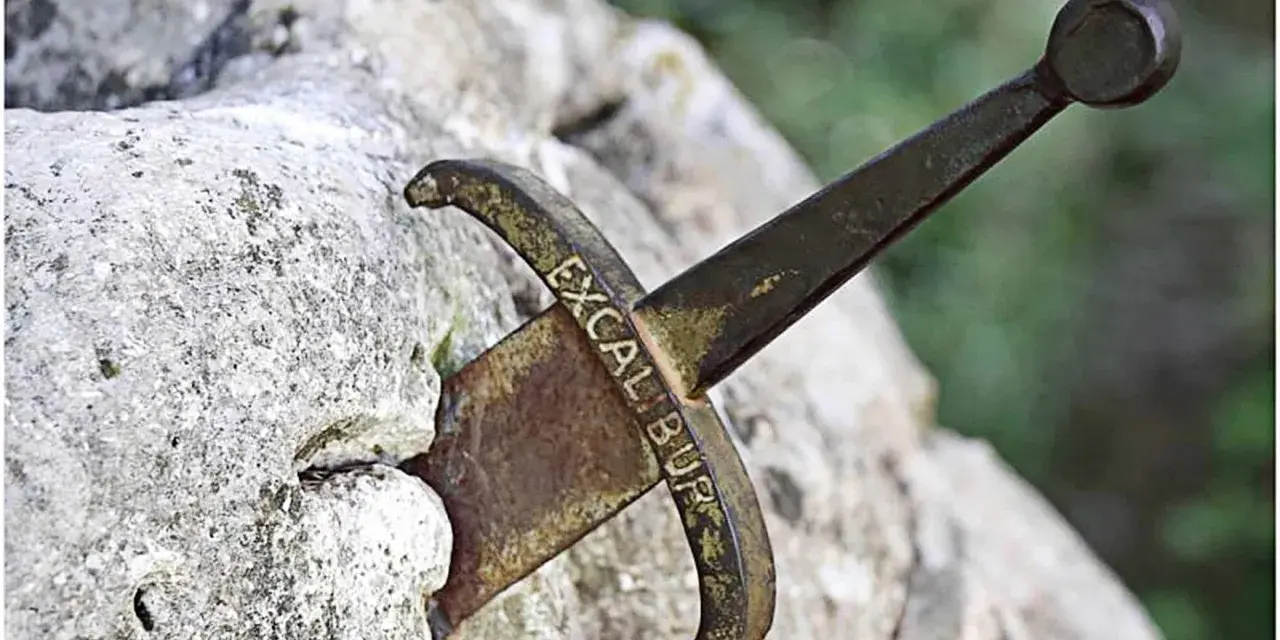 Miecz Excalibur, symbol legendy o królu Arturze, tkwi w kamieniu.
