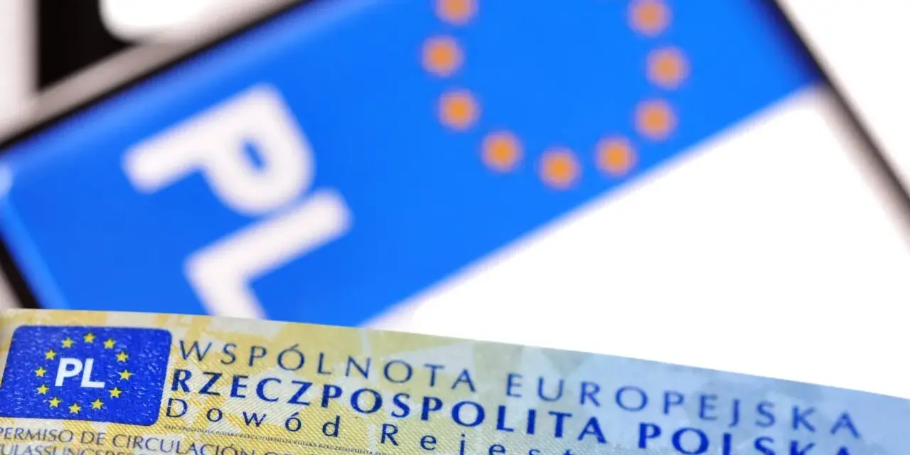 Zbliżenie na polski dowód rejestracyjny i tablicę z literami "PL". Dokument potwierdza legalność pojazdu.
