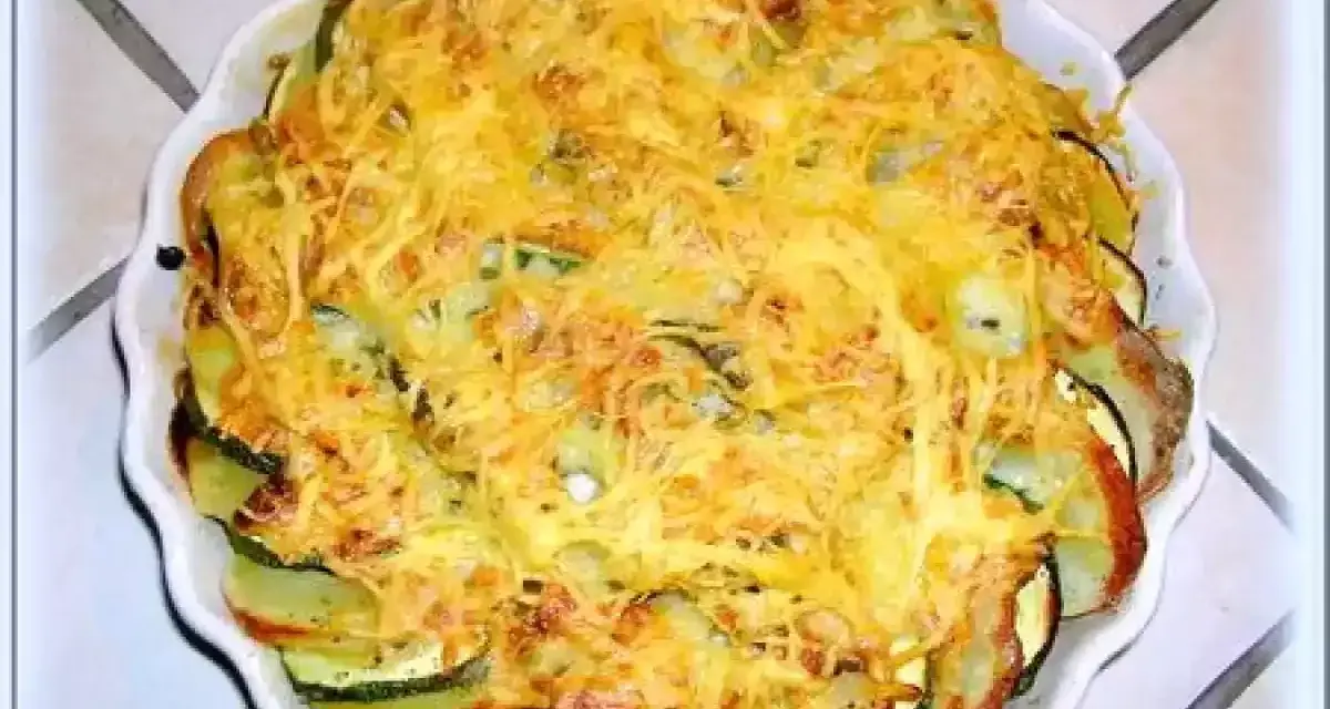 Gratin de courgettes et pommes de terre, doré et gratiné au fromage, prêt à être dégusté.