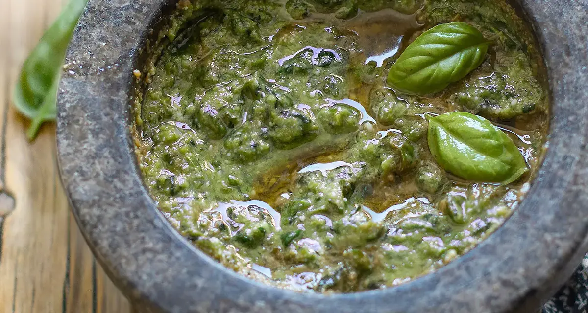 Pesto genovese fresco e profumato, pronto per condire la pasta. Basilico, pinoli e olio creano un connubio perfetto.