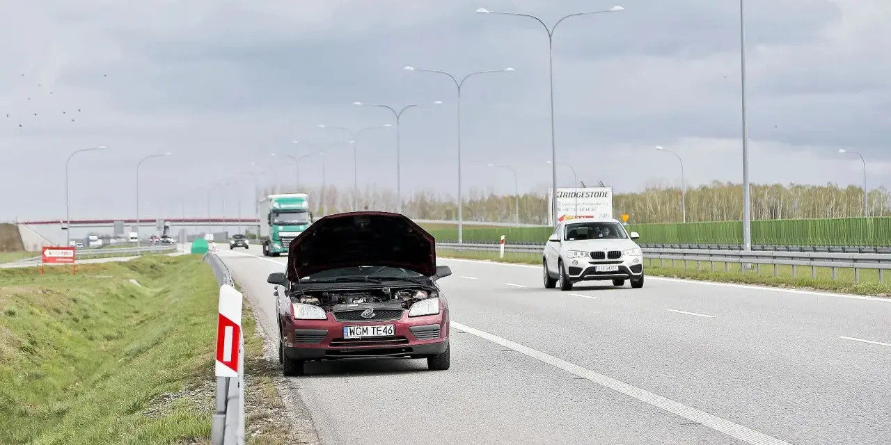 Holowanie na autostradzie: Czy można? Zakazy, wyjątki i mandat!