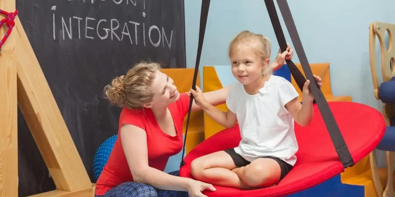 Jak terapeuta integracji sensorycznej wspiera dzieci z trudnościami sensorycznymi