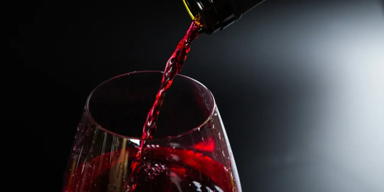 Czerwone wino na okres? Sprawdź, co mówi nauka i lekarze
