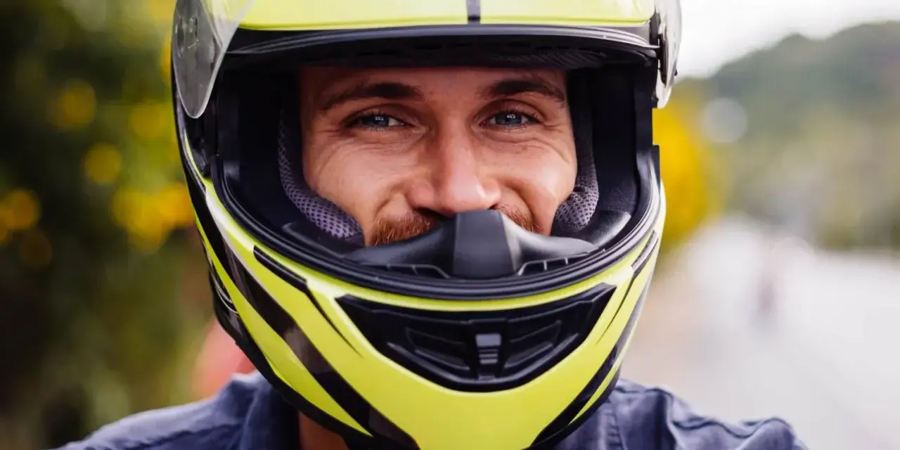 Kask motocyklowy: Jak dopasować? Uniknij błędów, ratuj życie!