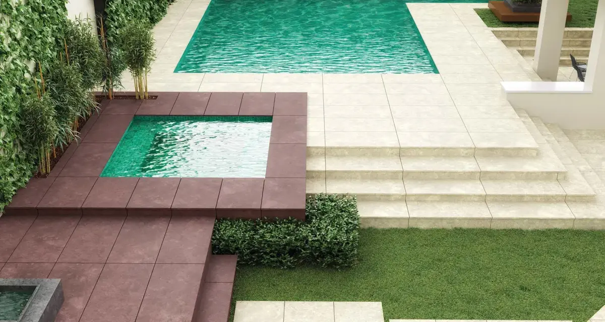 Elegante suelo de terraza exterior con piscinas, césped y escaleras.