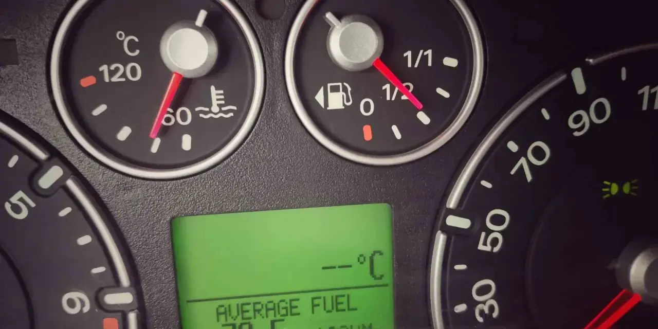 Wskaźniki pokazują temperaturę silnika, poziom paliwa i średnie spalanie 73.5L/100km.