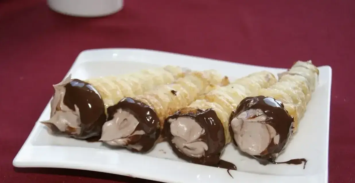 Cztery rurki z kremem, oblane czekoladą, kuszą smakiem. Czy zastanawiasz się nad ich rurka z kremem kcal?