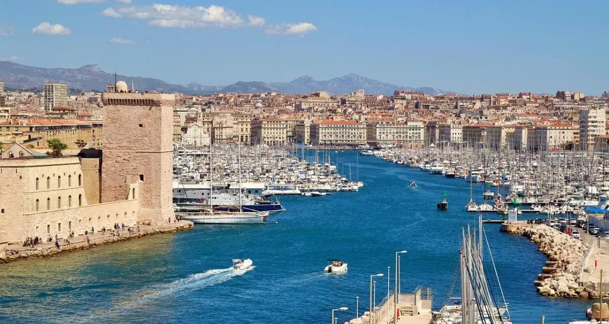 Porto Vecchio di Marsiglia, con la fortezza di San Nicola e una miriade di barche. Un'ottima idea per cosa vedere a Marsiglia in un giorno.