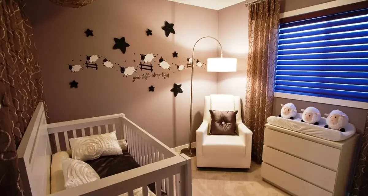 Idee pareti cameretta neonato maschio: simpatico adesivo con pecorelle che saltano la staccionata e stelle, per un ambiente sereno.