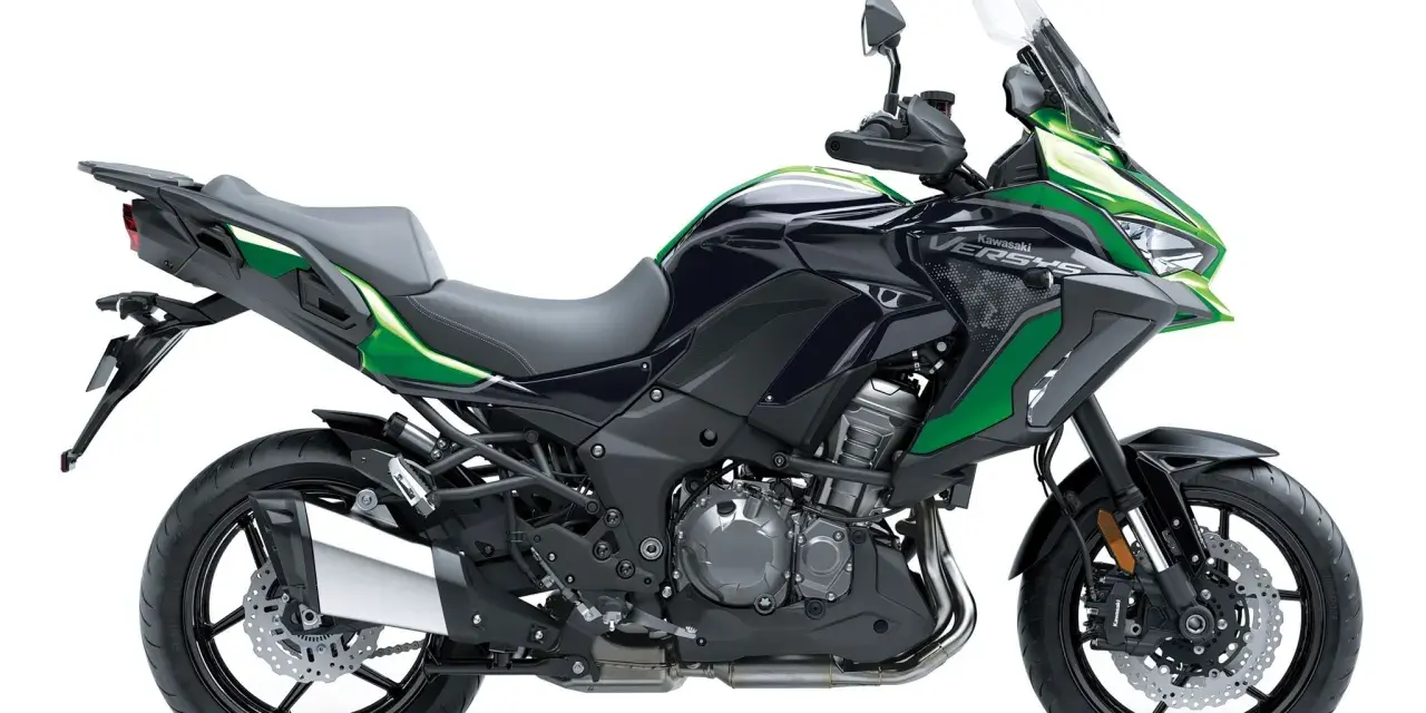 Czarny motocykl Kawasaki Versys 1000 z zielonymi akcentami, gotowy na przygodę.