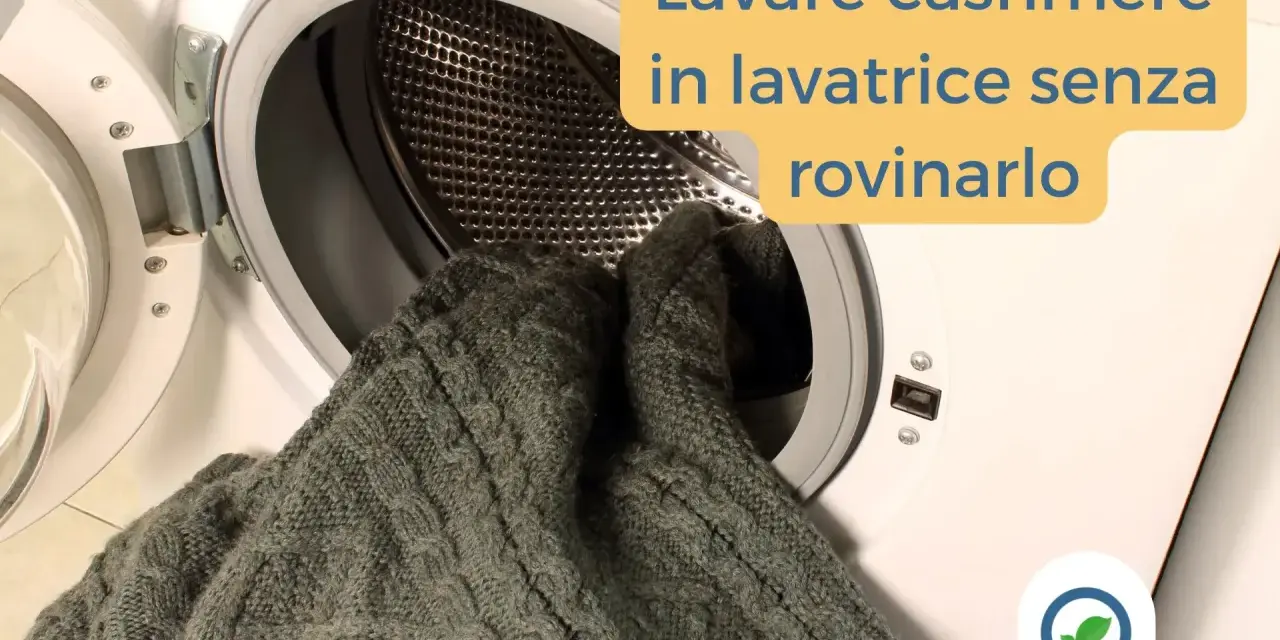 Un maglione di cashmere grigio viene inserito in una lavatrice. Impara come si lava il cashmere in lavatrice senza rovinarlo.