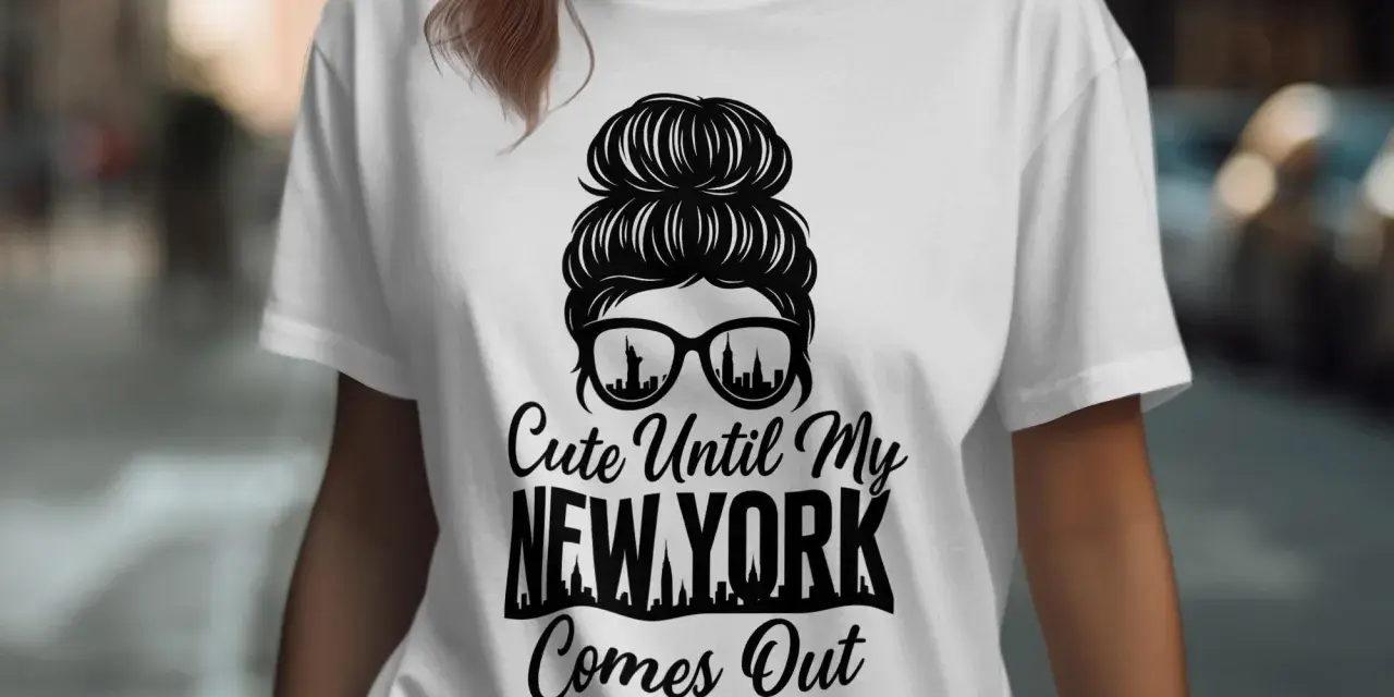 Biała koszulka z napisem "Cute Until My NEW YORK Comes Out" i grafiką okularów z panoramą miasta.