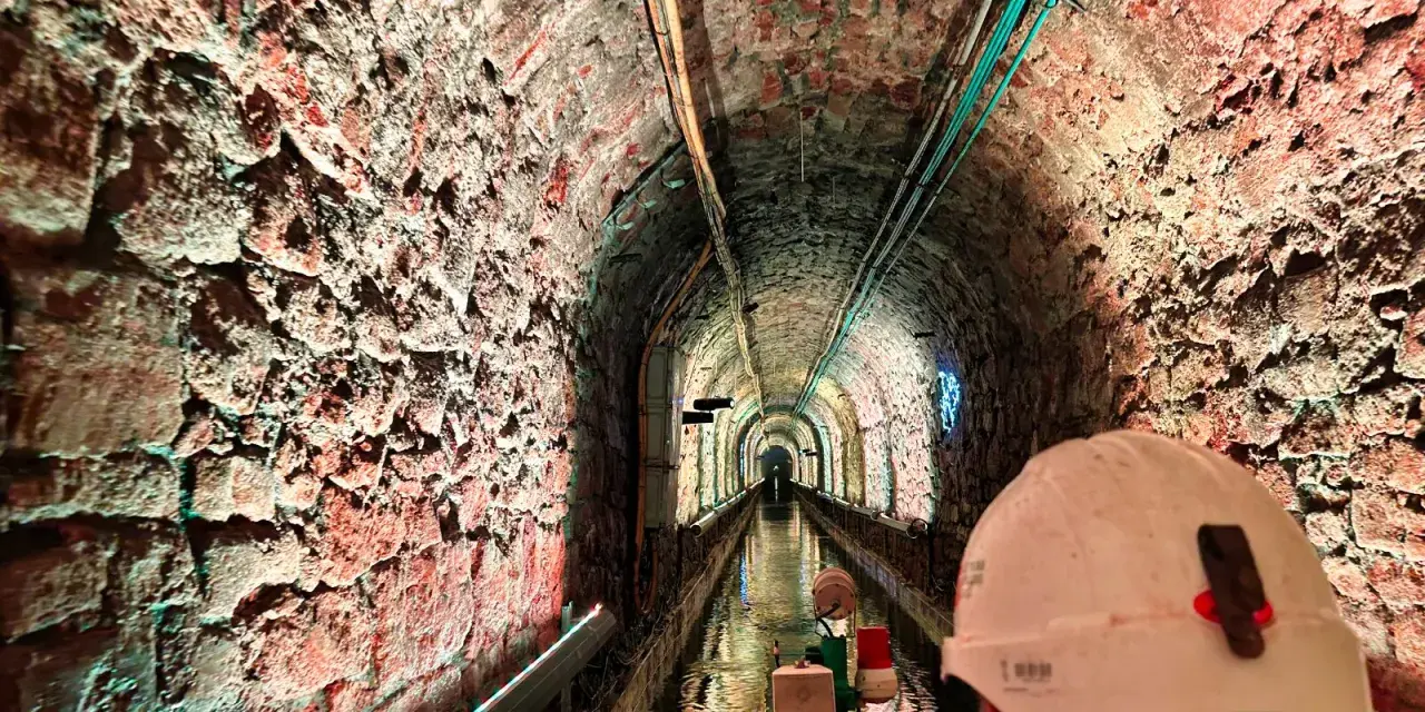 Podziemny rejs łodzią w Zabrzu to świetne atrakcje dla dzieci. Wąski, ceglany tunel oświetlony kolorowymi światłami tworzy magiczną atmosferę.