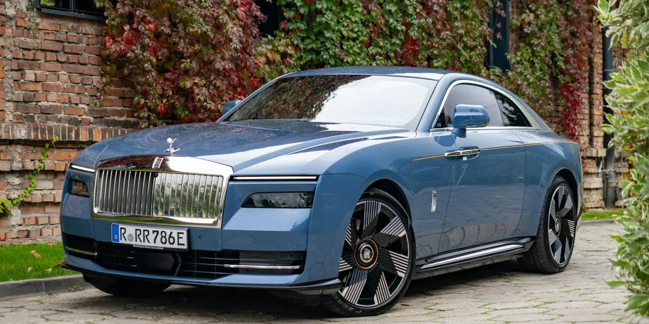Niebieski Rolls-Royce Ghost na bruku. Zastanawiasz się nad rolls royce cena? Ten luksusowy samochód to marzenie wielu.