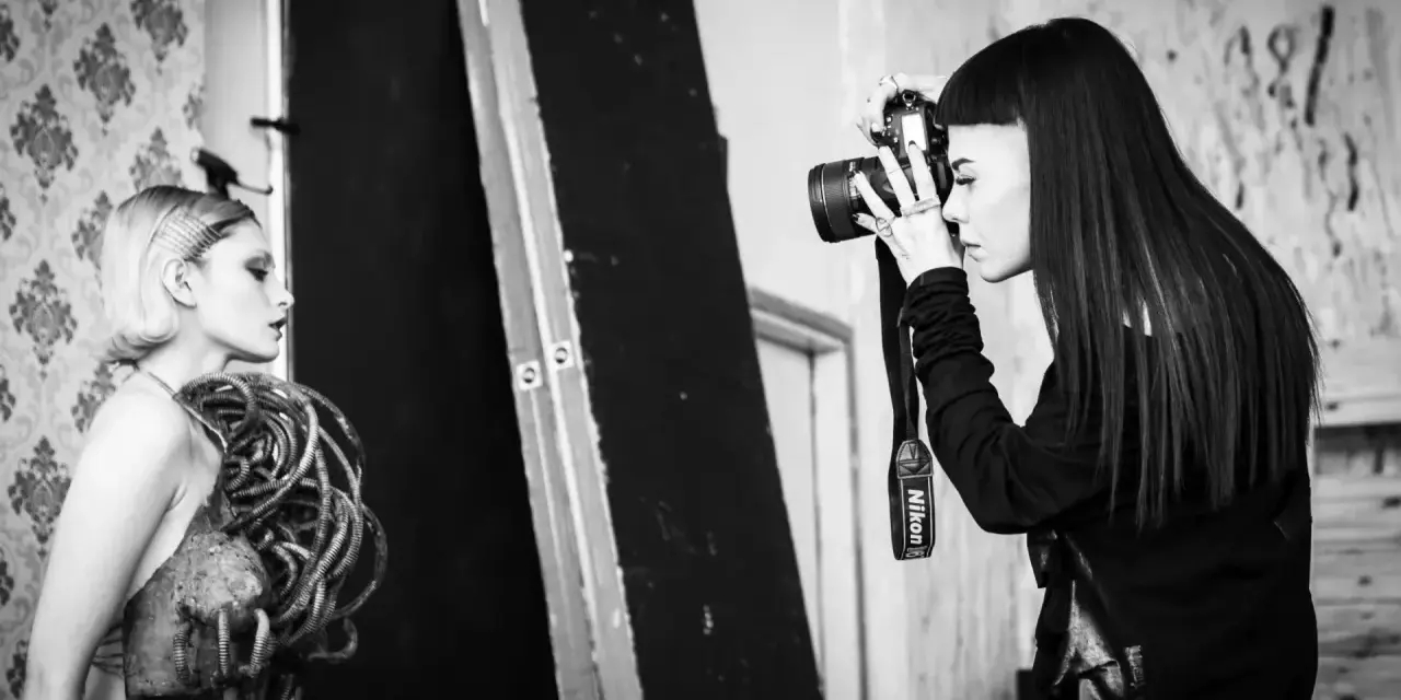 Karolina Orzechowska fotografuje modelkę w awangardowej stylizacji.