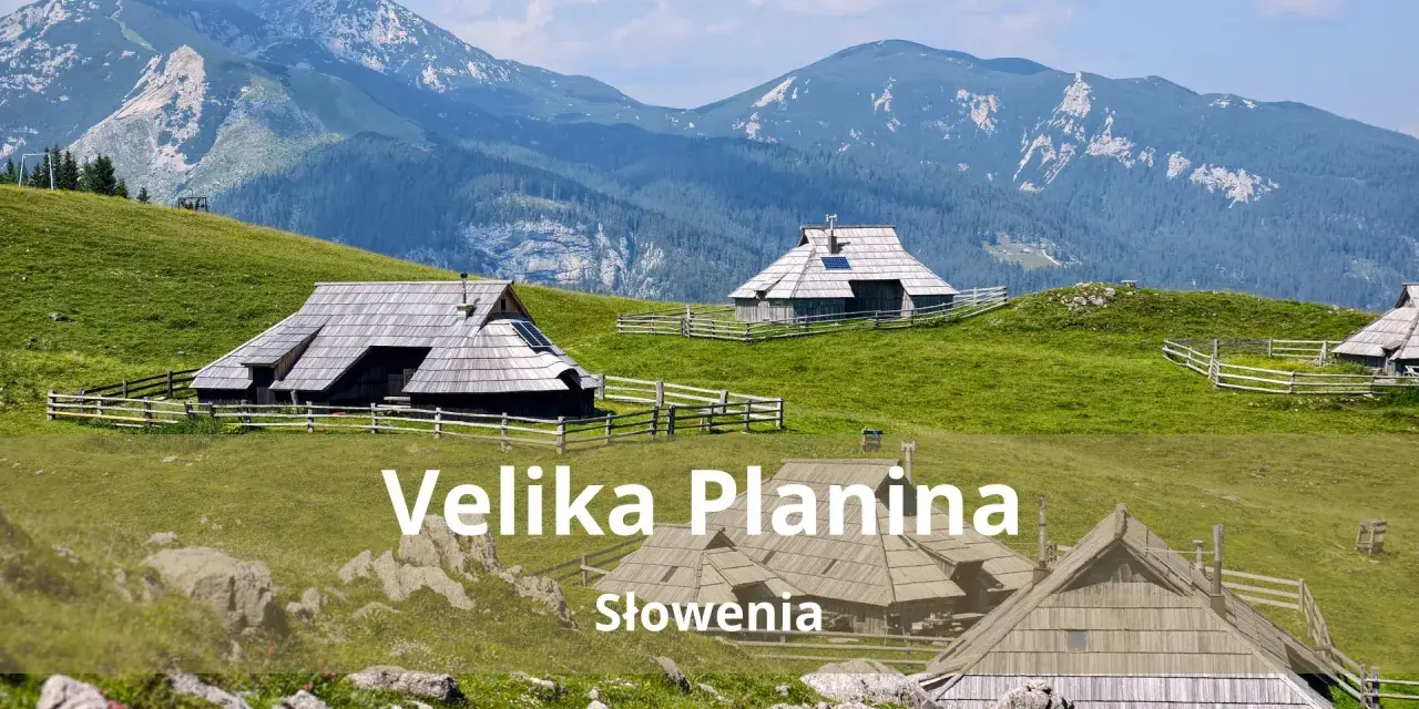 Tradycyjne drewniane domki pasterskie na zielonych wzgórzach Velika Planina w Słowenii, z majestatycznymi górami w tle.